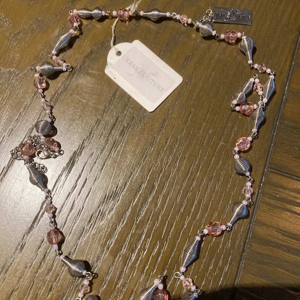 Längre halsband med rosa pärlor . Accessoarer.