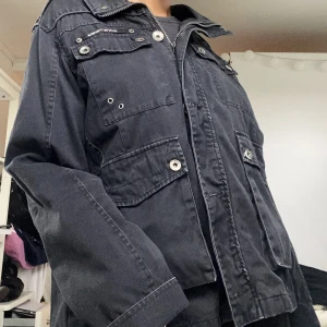 Jeansjacka - Jeansjacka med silverdetaljer. 