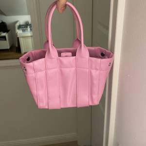Så söt rosa väska som går att ha på två sätt, bild 1&2. Finns även en avtagbar kedja till!🩷
