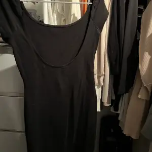 Svart enkel klänning med öppen rygg. Black focus minidress köpt ifrån Nelly. Aldrig använd endast provad. 