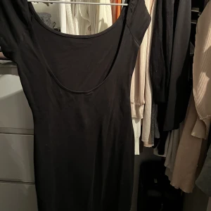 Svart klänning Nelly - Svart enkel klänning med öppen rygg. Black focus minidress köpt ifrån Nelly. Aldrig använd endast provad. 