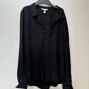 Säljer denna svarta blus från H&M. Blusen är använd ett fåtal gånger men är i super skick. Den säljs pga att den inte kommer till användning längre. Frakt tillkommer för köparen! Ingen ångerrätt! 