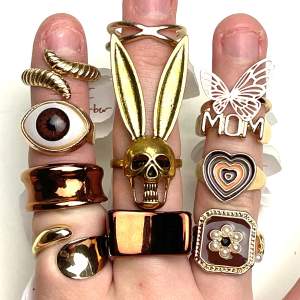 Säljer dessa super fina guldiga ringarna med massor av olika motiv! Helt nya, alltså inte använda! Frakt tillkommer 17kr❗️ Priser och storlekar står på andra bilden! 🤎