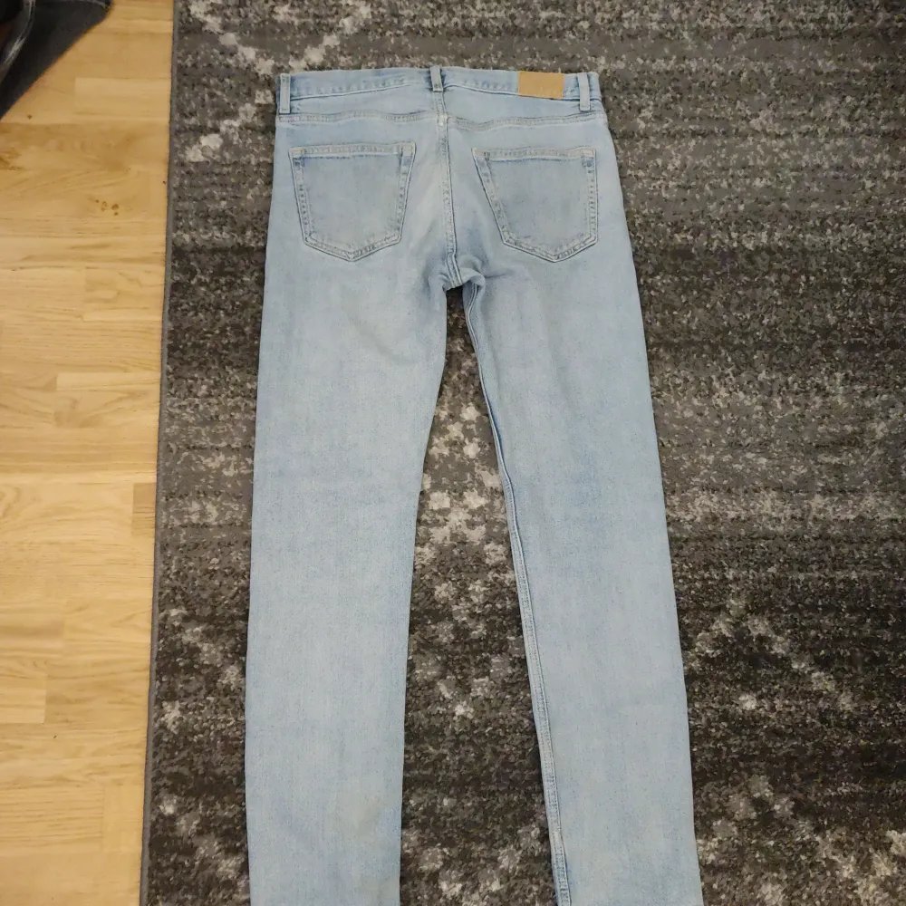 Weekday jeans med mått: w29 l32 9/10 skick förutom backtaben som är lite urtvättad, jeansen har en solblekt färg som d har fått pga mkt andvändning. Jeans & Byxor.