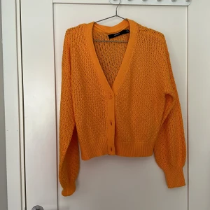 Stickad kofta - Supergulligt gul/orange stickad kofta från Vero Moda! Oanvänd! 