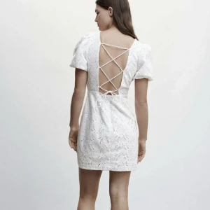 Mango klänning - perfekt stundentklänning! superfin med snörning i ryggen! strl M men pga snörningen passar den fler 😍