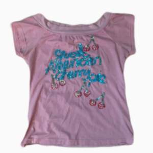 Jättefin rosa T-shirt med text gjort av paljetter där det står ”sweet american pie” köpte secondhand denna sommaren💞