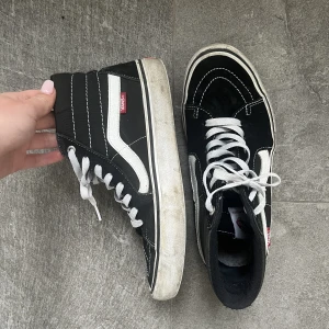Höga vans - Svarta Vans sk8 hi, strl 41 men passar mig som har 40 i skor💕de är i använt skick, därav priset. Köpta för 1000kr