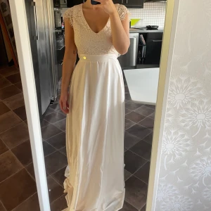 Klänning  - Balklänning/långklänning som aldrig är använd. Super söt och snygg passform. Den går mot ljusrosa/beigea toner. Märket är Chiaia Forthi Milano och är köpt på bubbelroom. Köpt för 600 kr och jag är 160 cm. 