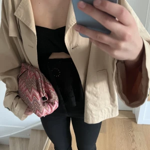 Svart topp  - Svart off-shoulder topp från Zara i skick 9/10. Ett fåtal gånger använd. Skriv gärna om du har en fråga!💞