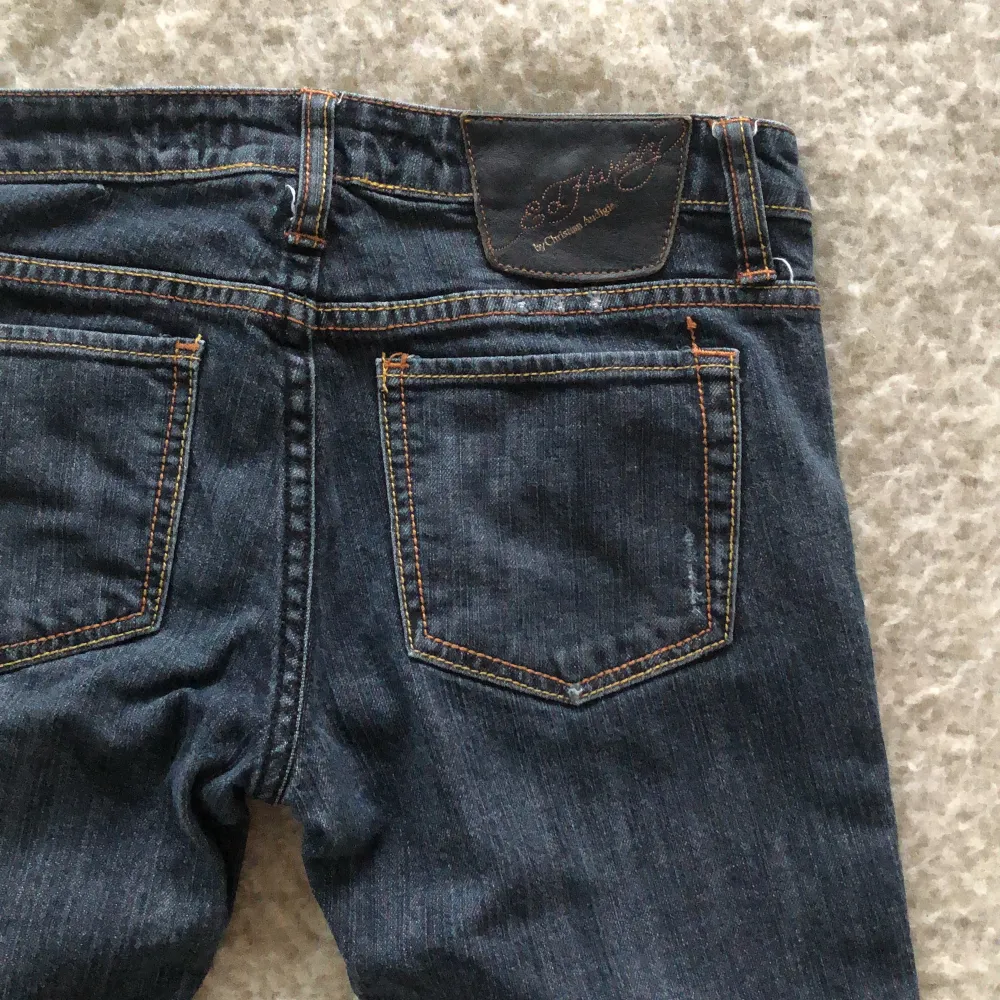 Ett par mörkblå ed Hardy jeans i strl 27 med tryck på högra låret. Köpta på secon hand, bra i skick men änvända💞startpris: 850kr+frakt🤍 skriv privat för mer information🙏. Jeans & Byxor.
