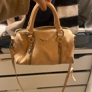 Zadig väska - Hej säljer min as snygga beige rosa Zadig väska, den är absolut använd men fint skick endå! Skriv om du är intresserad då bud kan diskuteras❤️
