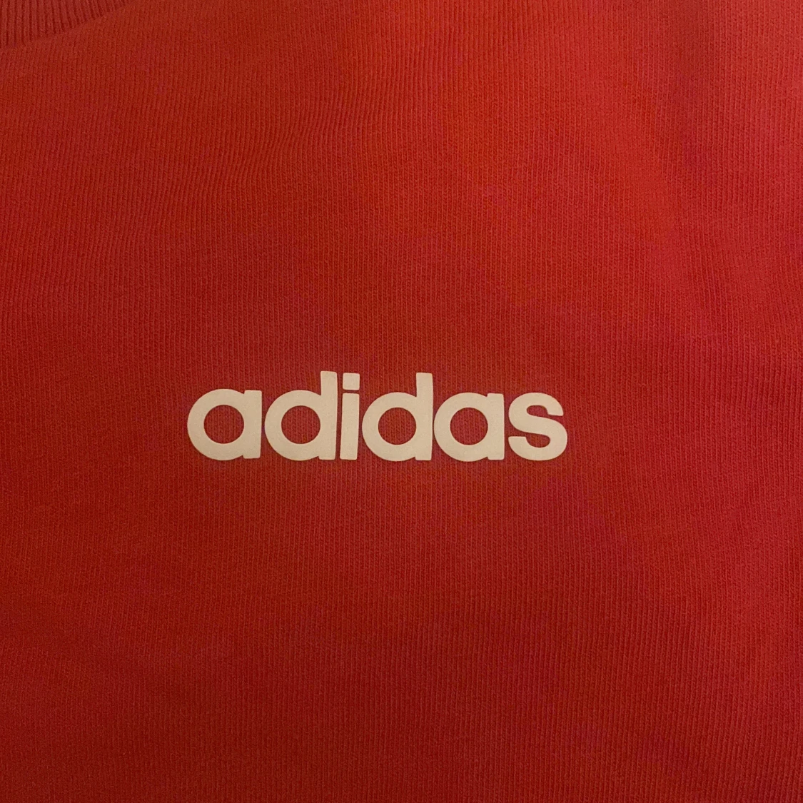 Röd adidas tröja. - 91