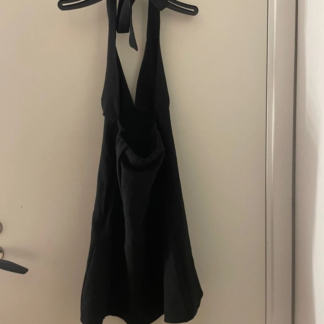 Snygg klänning med öppenrygg - 90