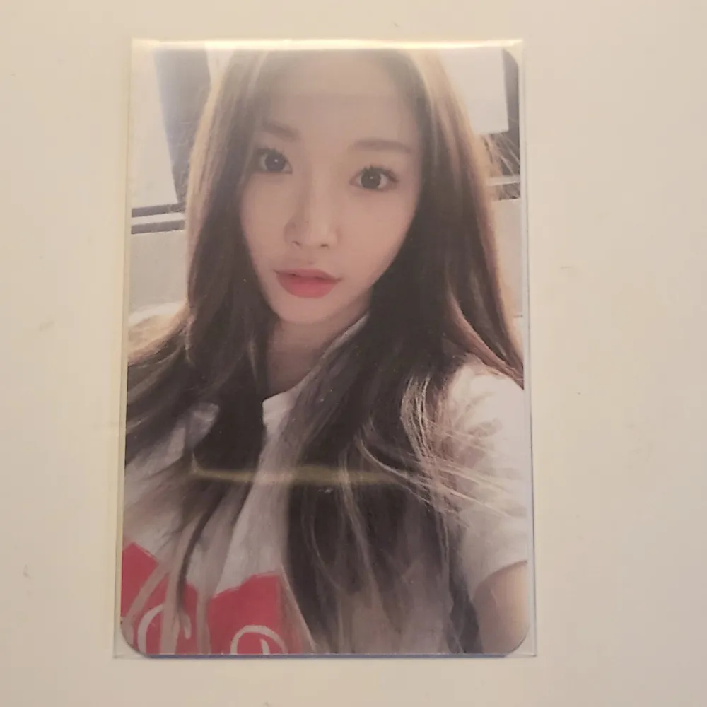 Chungha photocard from her blooming blue album  Proofs on instagram @chaeyouh. Övrigt.