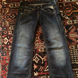 Mörkblåa lågmidjade jeans från replay, slitna nere vid kanten därav billigare pris 