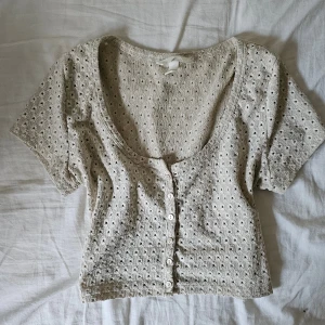 Croppad topp - Supersöt croppad top! Passar kanske bäst till sommaren men är riktigt snygg under en kofta nu till hösten. Skriv för bilder med den på🫶