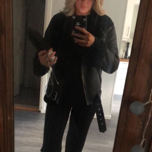 Jacka - Säljer denna jacka från NA-KD som är jättebra skick! Köpt för 1000kr, säljer pga ingen användning💗skriv gärna om ni vill ha fler bilder elle om ni har frågor💗