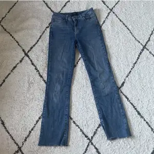 Säljer dessa blåa, Flare midrise jeans från Vero Moda. 