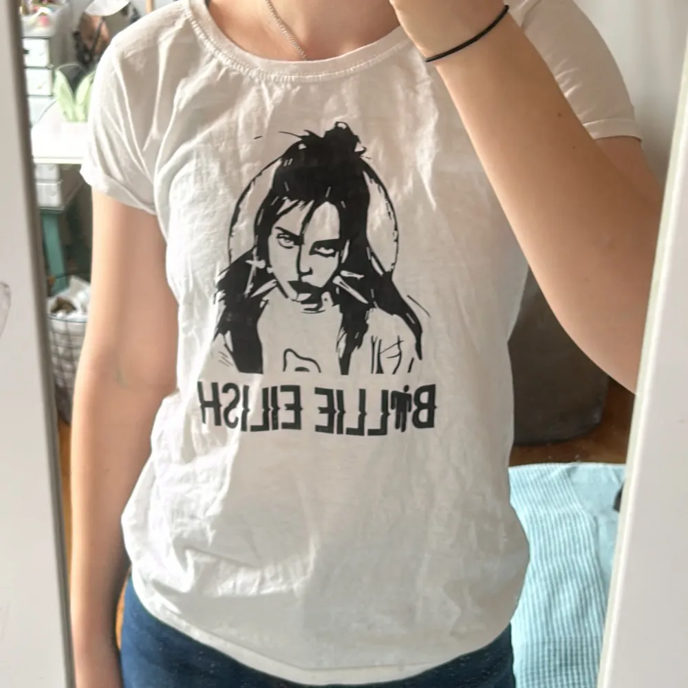 Säljer en Billie Eilish T-shirt då den inte kommer till användning.  Skriv om du har frågor!!!. T-shirts.