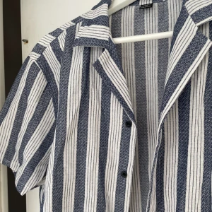 Randig skjorta - Randig kortärmad skjorta. Mycket bra skick 🤍