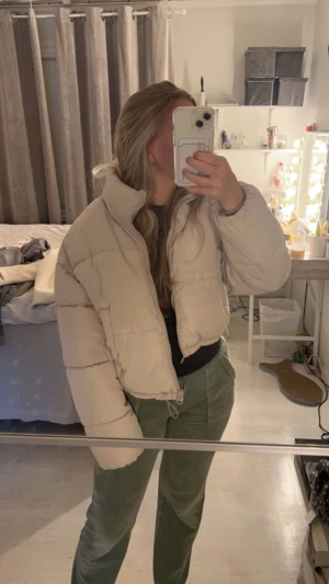 Dunjacka  - Använder aldrig  Finns ett hål i fickan men inget som syns nypris 499?