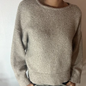 Stickad tröja - Så mysig stickad tröja från hm som hade krage men jag klippt bort då den blev snyggare utan! Lite nopprig men syns inte så pass mycket🧡🧡krymt!! Passar S/M