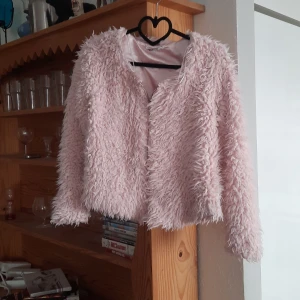 Ros pastell färgad jacka med fluff! - Storlek; XS (ginatricot)
