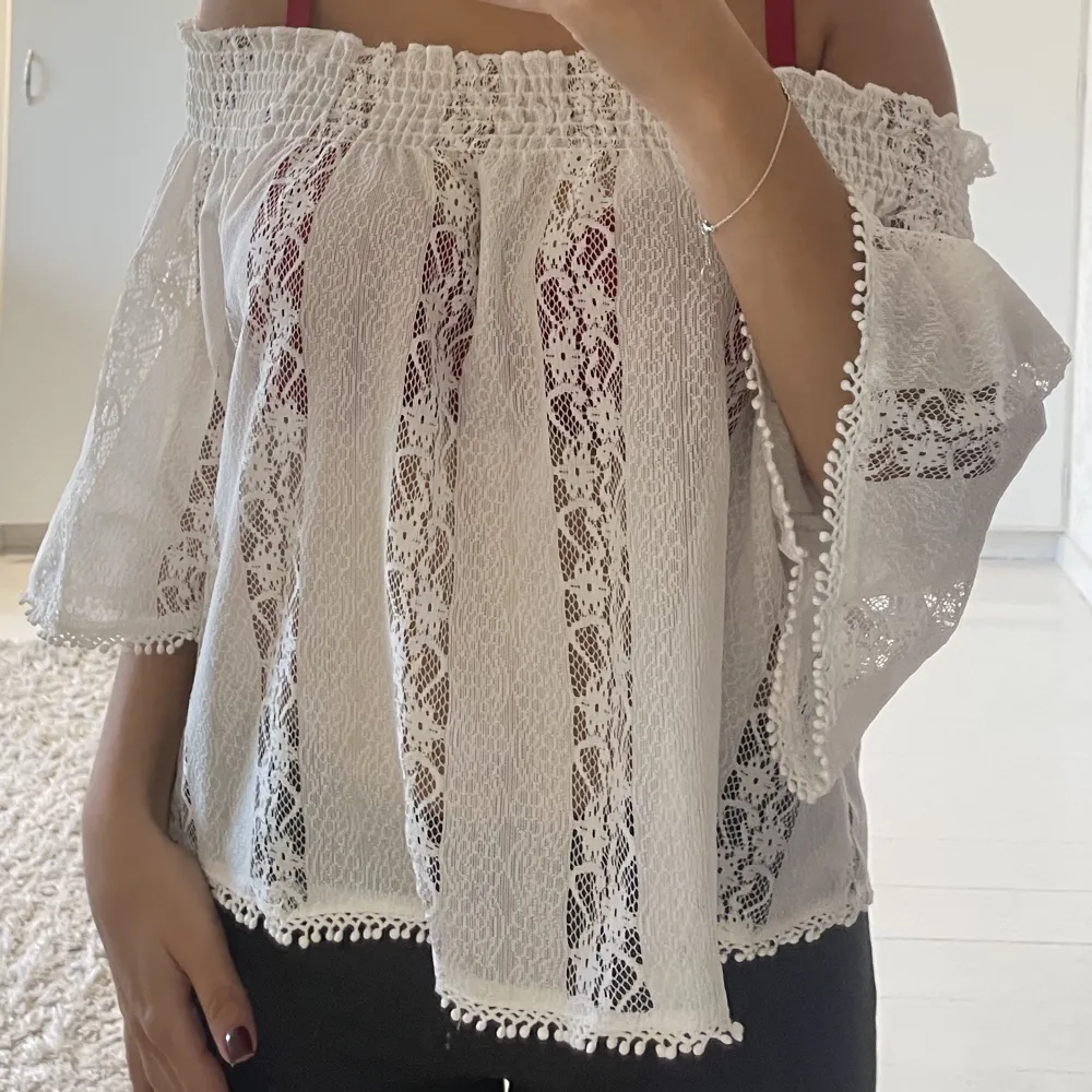 Romantisk offshoulder spetstopp från Gina Tricot. Kritvit utan defekter på plagget✨🤍 Storlek S men passar M och L också då den är väldigt stretchig i materialet!. Blusar.