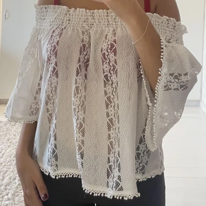 Spets topp från Gina Tricot  - Romantisk offshoulder spetstopp från Gina Tricot. Kritvit utan defekter på plagget✨🤍 Storlek S men passar M och L också då den är väldigt stretchig i materialet!
