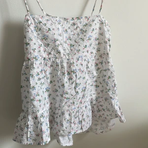 Blommigt linne - Blommigt linne med jättefin öppen rygg!