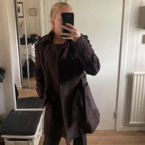 Brun kappa - Jättefin kappa, min mammas gammla så säljs inte längre💗 jättefina knappar och fickor
