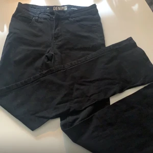 Lågmidjade bootcutjeans - Bra skick. Innerbensmått: 76 cm. 