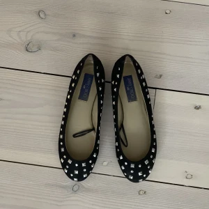 Ballerinaskor med nitar - Världens snyggaste ballerina skor från Jimmy Choo x hm🌟 Superbra skick!