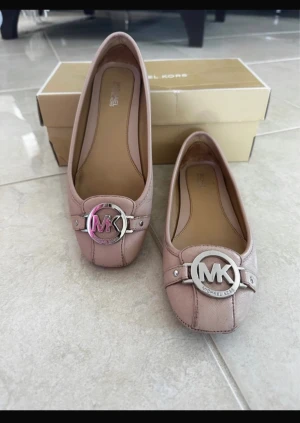 Michael Kors ballerinor - Jag säljer dessa superfina ballerina skor!!  Vid frågor eller fler bilder så är det bara att höra av sig :) 