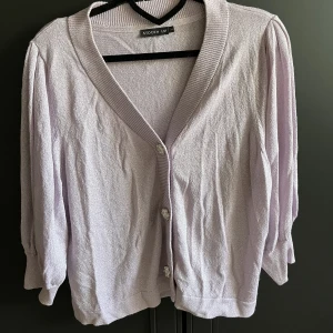 Kofta - Säljer denna fina kofta i superfint skick! 