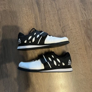 Lyftarskor  - Lyftarskor från Reebok  Skorna är i läder så de är väldigt mjuka och bekväma.  Skick: 7,5/10 