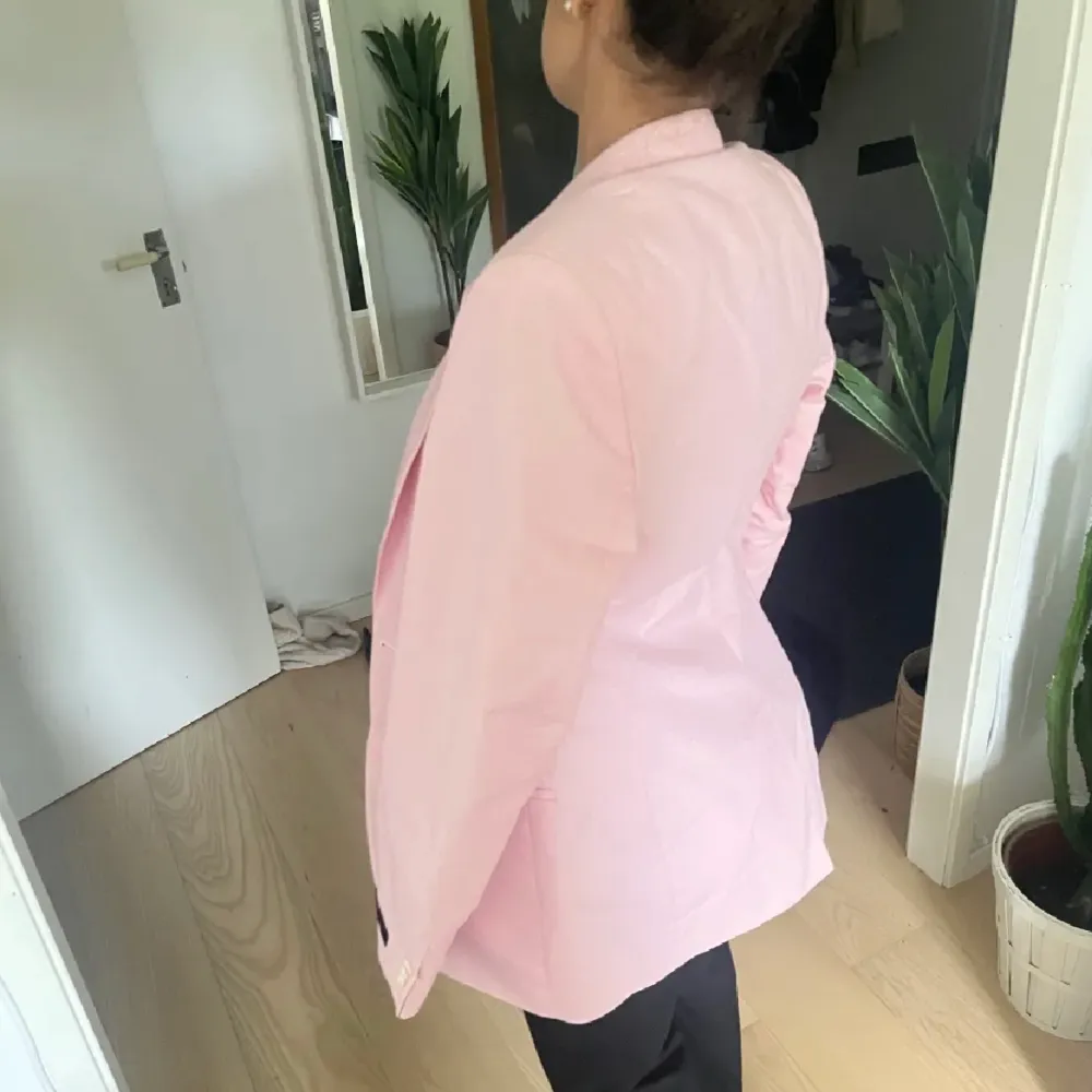 Säljer min sambos blazer från Adrian Hammond. Storleken är Herr-M men blazern är unisex. Finns ett litet svart märke vid ena knappen som syns på bilden. Billigare vid snabb affär.. Puvut & Bleiserit.