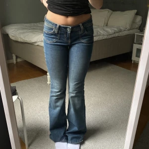 Lågmidjade bootcut jeans - Blå jeans från hm som är väldigt populära och som är slutsålda online och i butik. Helt oanvända ❤️