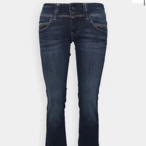 Pepe jeans - Snygga jeans från pepe, sällan kommit till användning därför säljer jag - endast cirka 3 ggr💓💓 bra skick!! Köptes för 1000, säljer för 600☺️pris kan diskuteras vid snabb afför