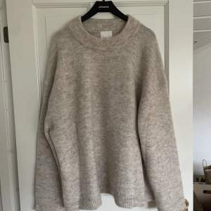 Stickad tröja i wool/alapca balnd från H&M. I storlek M, använd ca 3 gånger 