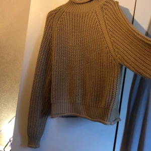 Stickad tröja - En kortare stickad tröja. Perfekt till höst/vinter.