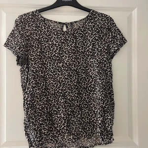 Topp - Topp i leopardfärg, tunt och luftigt material. I mycket gott skick 