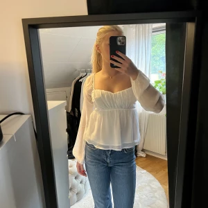 Blus - Jättegullig vit blus ifrån Hollister 🤍 använd max 2 gånger 💕 köparen står för frakten  