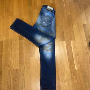 Säljer dessa fräscha replay jeans i slim fit. Storlek 29/32. Skriv vid funderingar. Kan gå ner i pris vid en snabb affär!