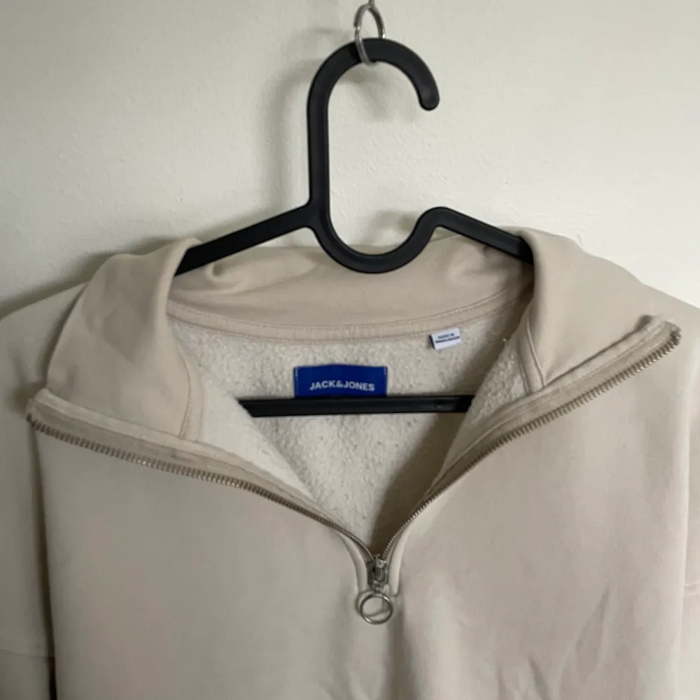 Snygg half zip tröja från j&j. Köpt för 300kr, säljer för 50kr. Hoodies.