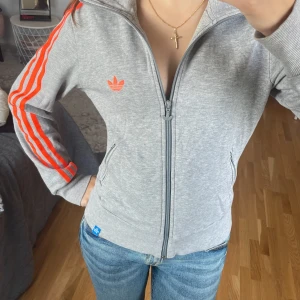 Adidas hoodie - Snygg adidas zip up hoodie💓nästan aldrig använd. Använd gärna köp nu💕