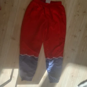 Adidasbyxor - Nya Adidasbyxor köpta på Adidas butik för 6månader sedan för 749kr säljer dom för 200kr. 