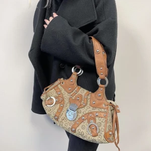 Väska - Unik väska inköpt från ett uf företag. Säljer pga att jag samlar in pengar studenten. 