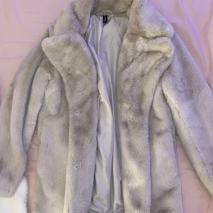 Pälskappa Beige - Supermysigt Pälskappa från H&M, använt den c. 2-3 gånger, ser helt ny ut! storlek Xxs men passar även Xs till S beroende på hur stort man vill ha den ! 